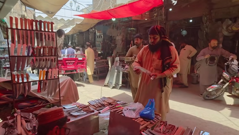 Peshawar's Reti Bazar braces for Eid rush as demand for sacrificial tools, barbecue gear surges